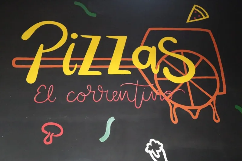 Pared pizarrón de YOES con el dibujo Pizzas El Correntino