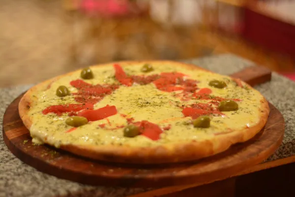 Pizza especial de YOES con jamón, morrón y aceitunas