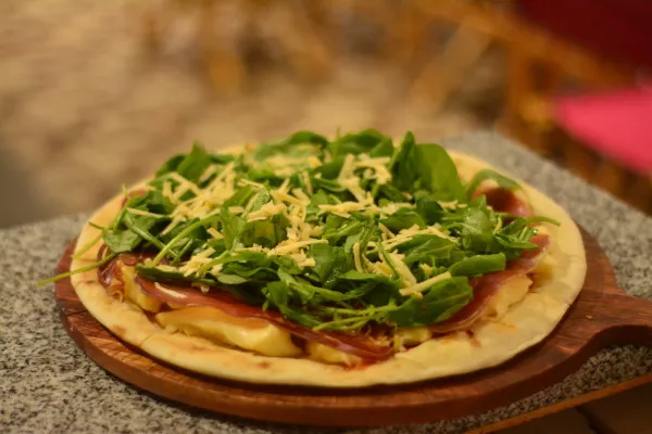 Rúcula y jamón crudo de YOES, Trenque Lauquen